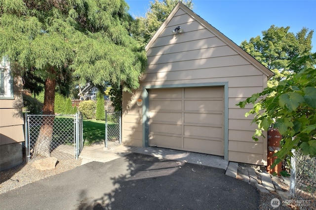 1701 W Yakima Ave, Yakima, WA 98902 - detached garage with asphalt driveway
