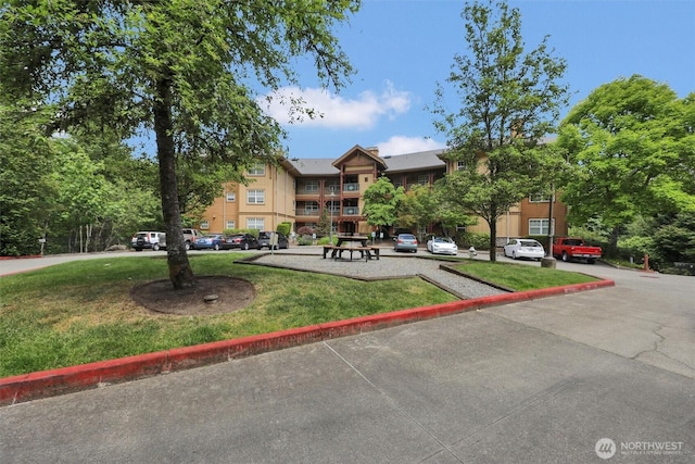 1000 Cabin Creek Ln SW Unit C203, Issaquah, WA 98027 - view of community featuring uncovered parking and a yard
