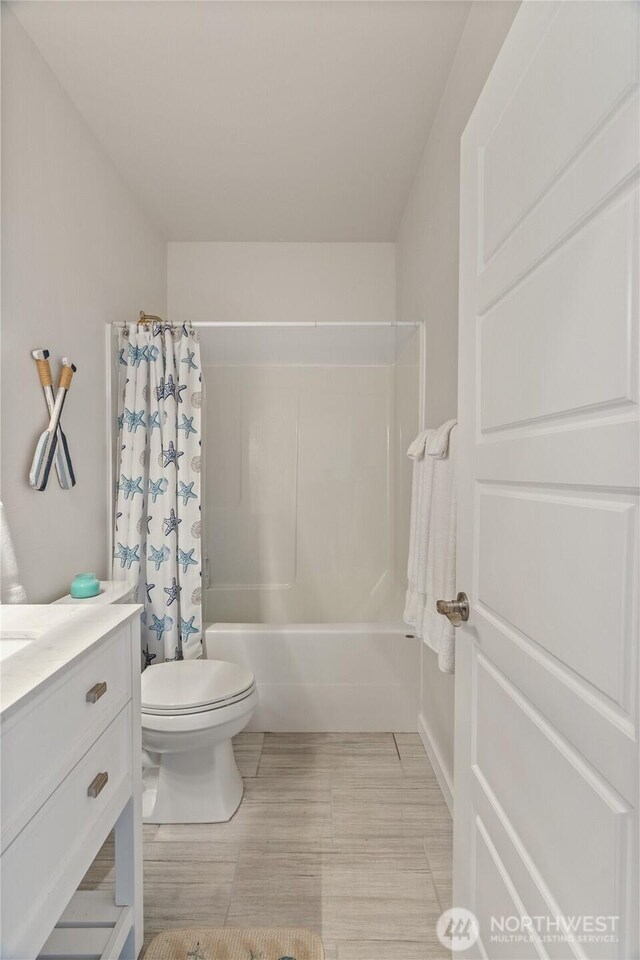 1438 Ocean Crest Ave SW, Ocean Shores, WA 98569 - full bath with shower / bath combo with shower curtain, toilet, vanity, and wood finished floors