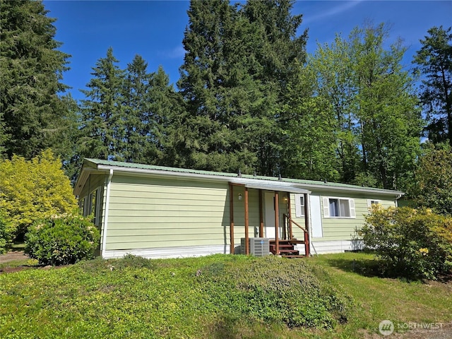 14721 Morris Rd Unit 21, Randle, WA 98377 - manufactured / mobile home featuring entry steps, a front yard, metal roof, and central AC