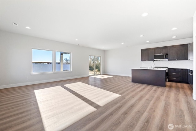 4247 W Sandy Ct, Moses Lake, WA 98837 - kitchen featuring stainless steel appliances, open floor plan, recessed lighting, baseboards, and light wood-style flooring