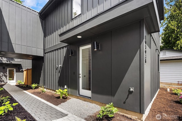 10304 NE 113th Pl Unit B, Kirkland, WA 98033 - property entrance featuring board and batten siding
