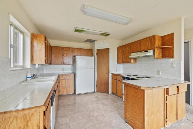 300 N St, Sequim, WA 98382 - kitchen featuring freestanding refrigerator, a sink, under cabinet range hood, electric stove, and tile countertops