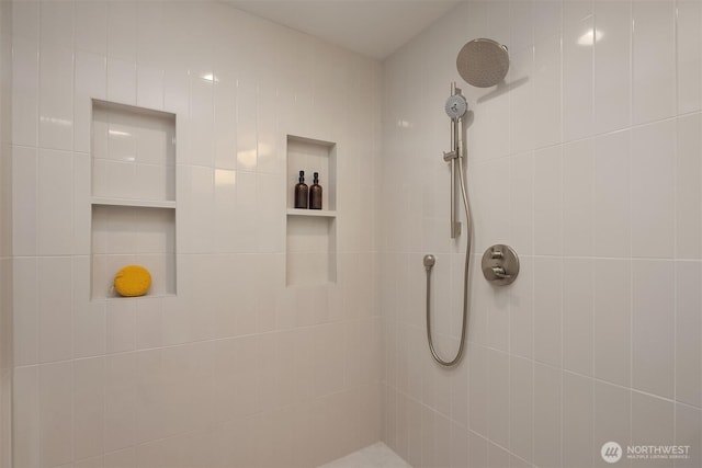10304 NE 113th Pl, Kirkland, WA 98033 - bathroom with a tile shower