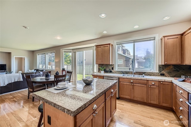 270 Kitsap Ave NE, Renton, WA 98059 - kitchen featuring a sink, decorative backsplash, light wood-style flooring, open floor plan, and recessed lighting