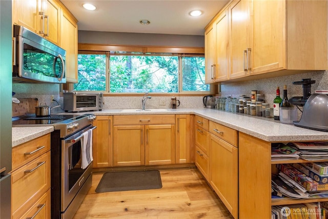505 Upland Pl, Mount Vernon, WA 98273 - kitchen with stainless steel appliances, a sink, backsplash, light wood finished floors, and recessed lighting