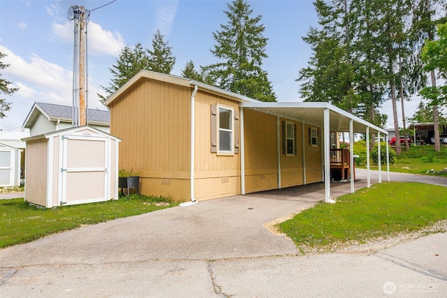 23708 Locust Way Unit 26B, Bothell, WA 98021 - view of front facade featuring asphalt driveway, a carport, crawl space, and a front lawn