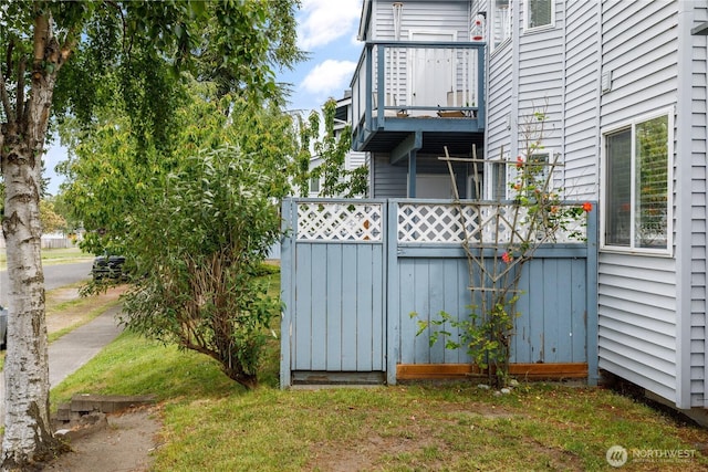 730 SE 8th Ave Unit B101, Oak Harbor, WA 98277 - view of yard featuring a balcony