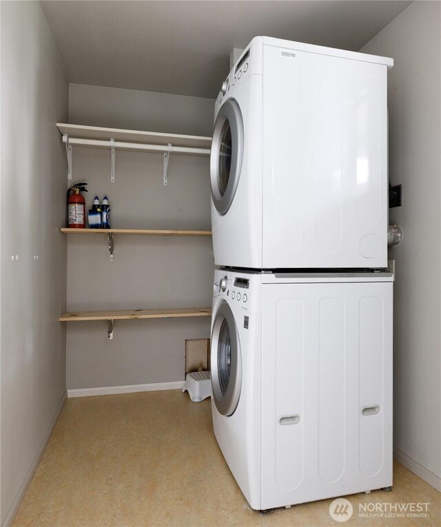 1020 SW Bowmer St, Oak Harbor, WA 98277 - laundry area featuring stacked washer / dryer and baseboards