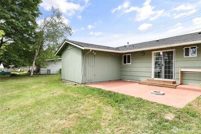 1020 SW Bowmer St, Oak Harbor, WA 98277 - back of property featuring a patio and a lawn