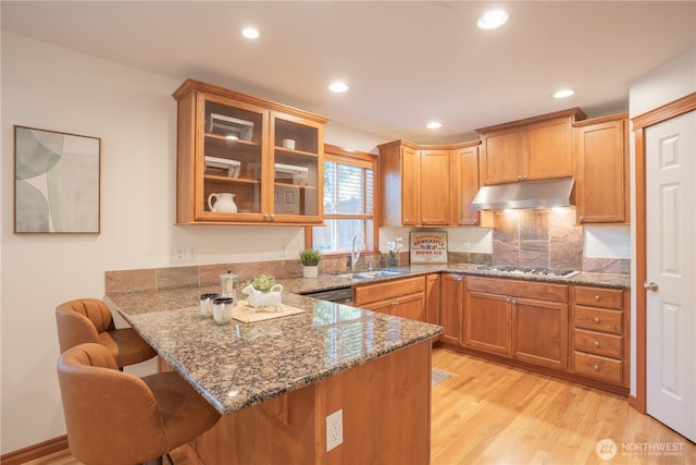 725 N 198th St, Shoreline, WA 98133 - kitchen featuring under cabinet range hood, a peninsula, a sink, recessed lighting, and a breakfast bar