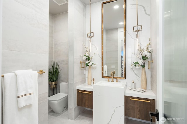17281 SE 43rd St, Bellevue, WA 98006 - full bath with vanity, toilet, and tile walls