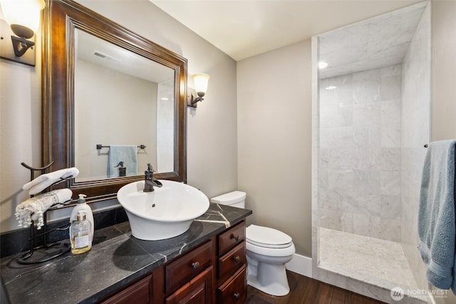 699 Lehman Dr, Camano Island, WA 98282 - bathroom with tiled shower, toilet, vanity, and wood finished floors