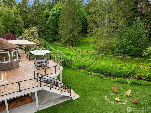 12653 Avondale Rd NE, Redmond, WA 98052 - view of grassy yard with outdoor dining area, a deck, and a wooded view