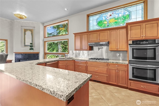 3726 SW 313th St, Federal Way, WA 98023 - kitchen featuring appliances with stainless steel finishes, under cabinet range hood, light tile patterned flooring, a sink, and healthy amount of natural light