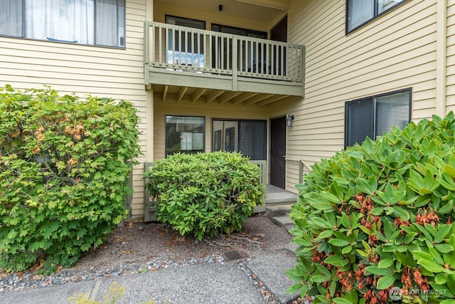 310 S 11th St Unit 106, Mount Vernon, WA 98274 - entrance to property with a balcony