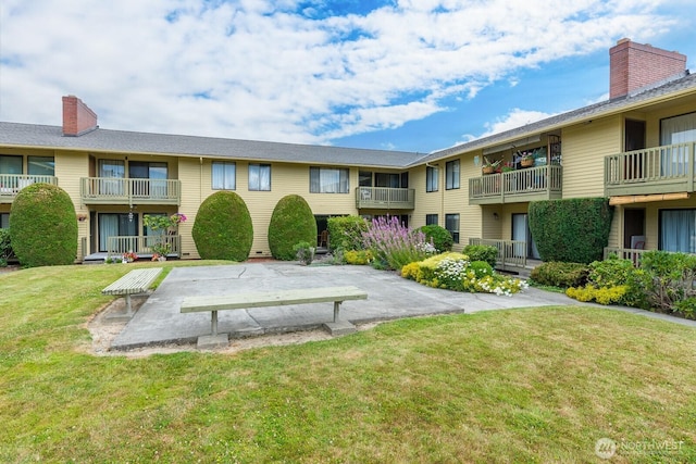 310 S 11th St Unit 106, Mount Vernon, WA 98274 - view of home's community featuring a patio area and a lawn