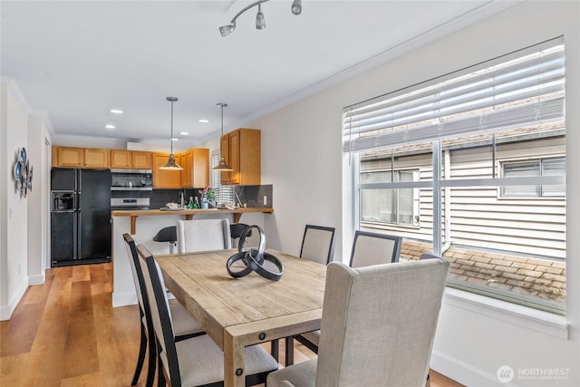 10309 Midvale Ave N Unit B, Seattle, WA 98133 - dining space with crown molding, recessed lighting, light wood finished floors, and baseboards