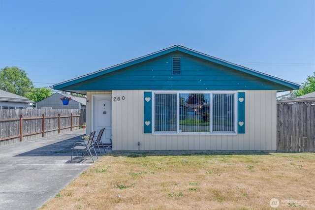 260 Baltimore St, Longview, WA 98632 - view of front of house with a patio area