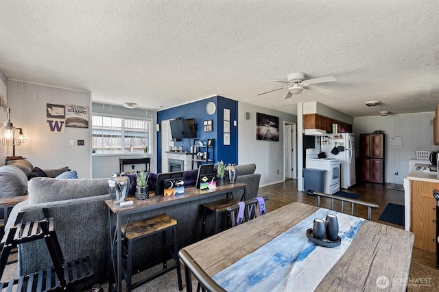 260 Baltimore St, Longview, WA 98632 - dining space with ceiling fan, a textured ceiling, and dark wood-style floors