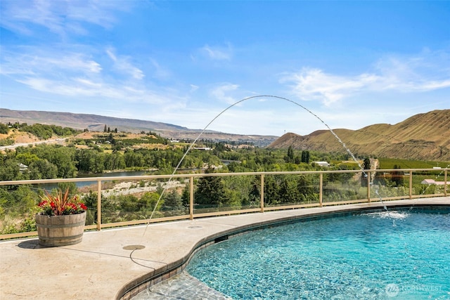 1901 Sleepy Hollow Rd, Wenatchee, WA 98801 - outdoor pool featuring a mountain view