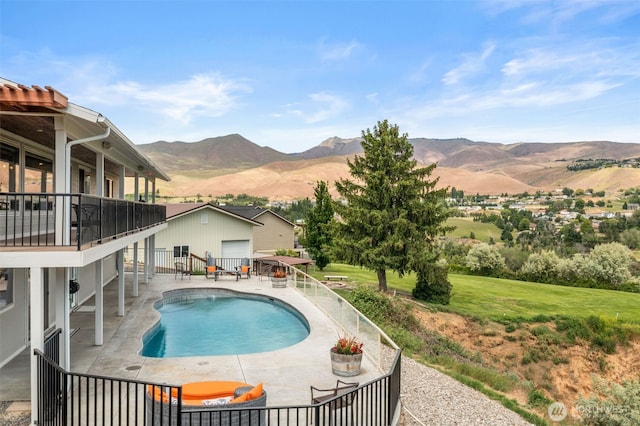 1901 Sleepy Hollow Rd, Wenatchee, WA 98801 - view of pool with a mountain view and a patio