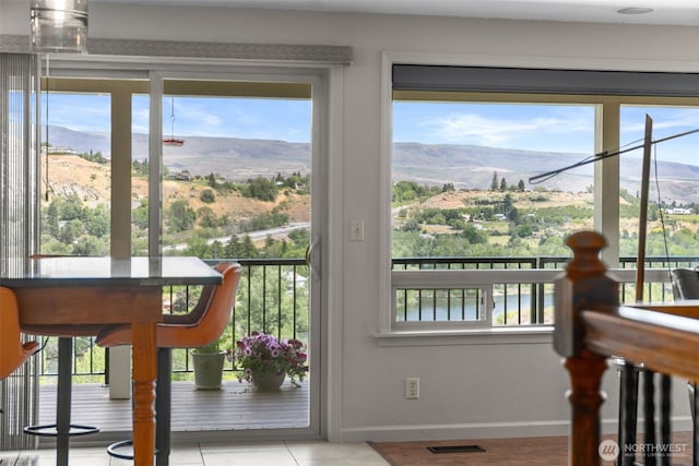 1901 Sleepy Hollow Rd, Wenatchee, WA 98801 - entryway featuring baseboards, plenty of natural light, and a mountain view