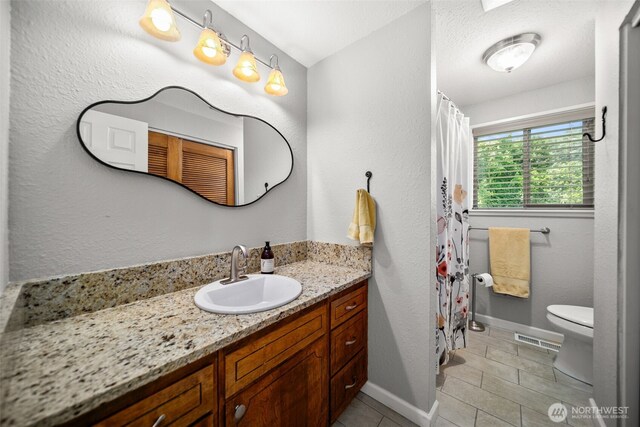 1901 Sleepy Hollow Rd, Wenatchee, WA 98801 - full bath featuring vanity, toilet, tile patterned floors, baseboards, and a shower with shower curtain