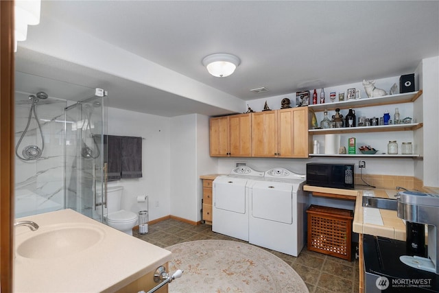 51 E Glamis Ct, Shelton, WA 98584 - laundry room featuring washer and dryer and baseboards