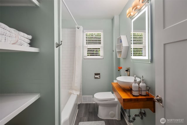 19027 37th Ave S, Seatac, WA 98188 - full bath featuring a sink, toilet, wood finished floors, shower / tub combo, and baseboards
