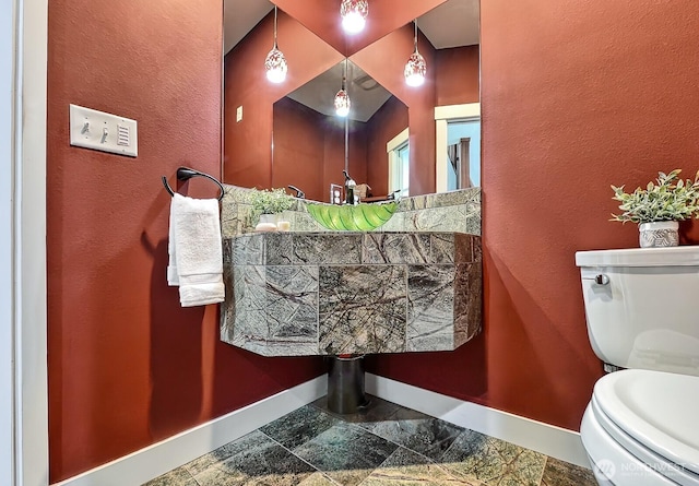 936 W Axton Rd, Bellingham, WA 98226 - bathroom featuring toilet, baseboards, stone tile floors, and a textured wall