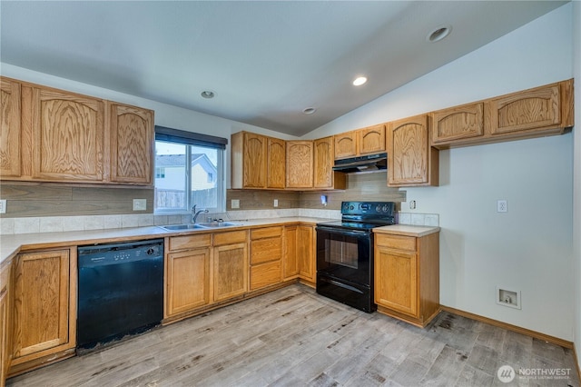 912 Eagle Crest Pl, Port Orchard, WA 98366 - kitchen featuring black appliances, a sink, under cabinet range hood, vaulted ceiling, and light wood-type flooring
