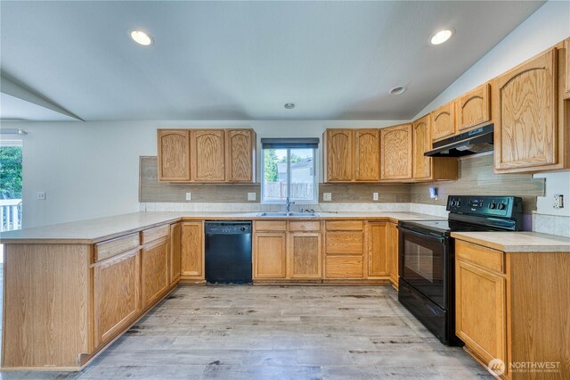 912 Eagle Crest Pl, Port Orchard, WA 98366 - kitchen featuring black appliances, under cabinet range hood, a sink, a peninsula, and light wood-style flooring