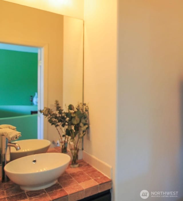 301 Canyon Pl, Wenatchee, WA 98801 - bathroom with a sink