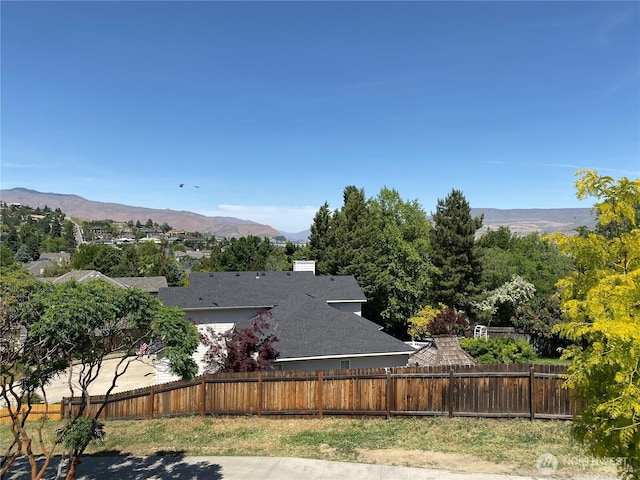 301 Canyon Pl, Wenatchee, WA 98801 - fenced yard featuring a mountain view