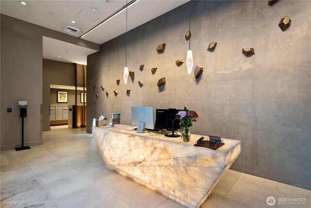 121 Stewart St Unit 2507, Seattle, WA 98101 - welcome area with a high ceiling