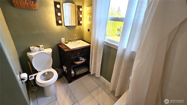 4319 H Street Rd, Blaine, WA 98230 - full bathroom featuring toilet, vanity, and curtained shower
