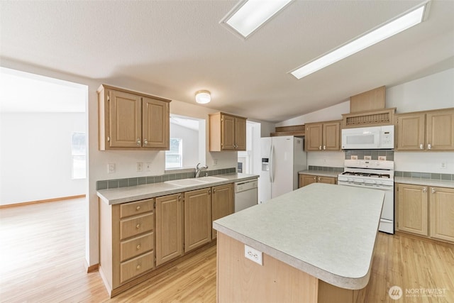824 Cherub Pl E, Port Orchard, WA 98366 - kitchen featuring white appliances, a sink, light wood-type flooring, a kitchen island, and vaulted ceiling