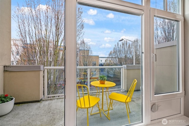 17 W Mercer St Unit 206, Seattle, WA 98119 - view of sunroom / solarium