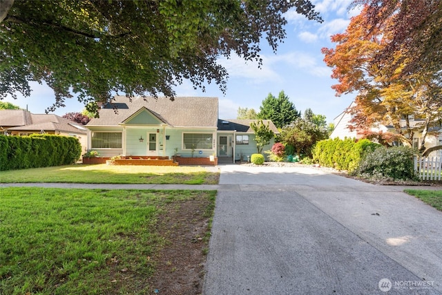 2649 Louisiana St, Longview, WA 98632 - view of front of property featuring a front lawn and concrete driveway