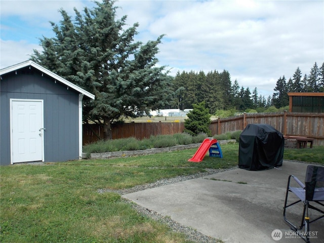 10717 Umtanum St SE, Yelm, WA 98597 - view of yard with a patio