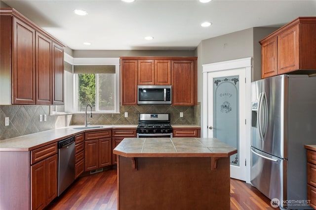 19333 205th St E, Orting, WA 98360 - kitchen with stainless steel appliances, a sink, dark wood finished floors, a kitchen island, and recessed lighting