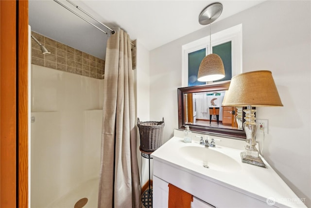 714 13th St, Bellingham, WA 98225 - bathroom featuring curtained shower and vanity