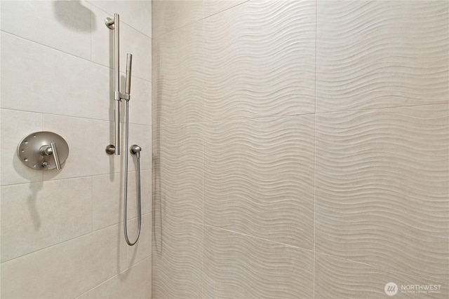 215 20th Ave E Unit 203, Seattle, WA 98112 - bathroom featuring tiled shower