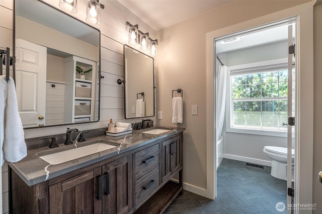 10303 Ski Hill Dr, Leavenworth, WA 98826 - full bath with double vanity and shower / bath combo