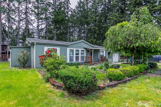 16016 11th Ave E, Tacoma, WA 98445 - view of front of property with a front lawn and covered porch