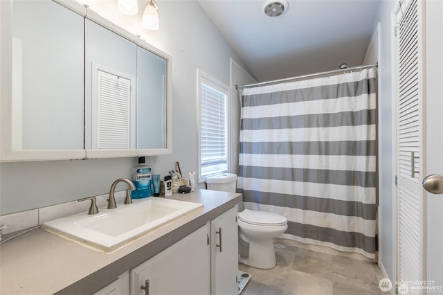 16016 11th Ave E, Tacoma, WA 98445 - full bathroom with vanity, toilet, a closet, and a shower with curtain