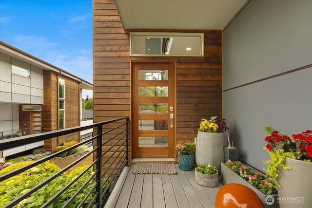 4531 S Kenny St, Seattle, WA 98118 - property entrance with a balcony
