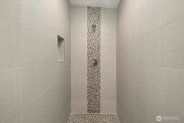 4531 S Kenny St, Seattle, WA 98118 - full bathroom with tiled shower