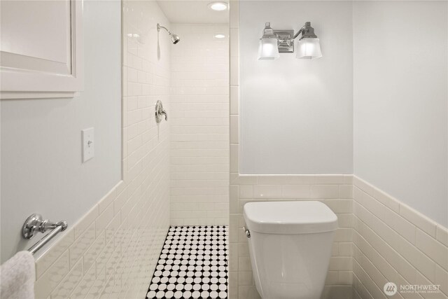 3201 SW Genesee St, Seattle, WA 98126 - bathroom featuring wainscoting, a tile shower, tile walls, and toilet